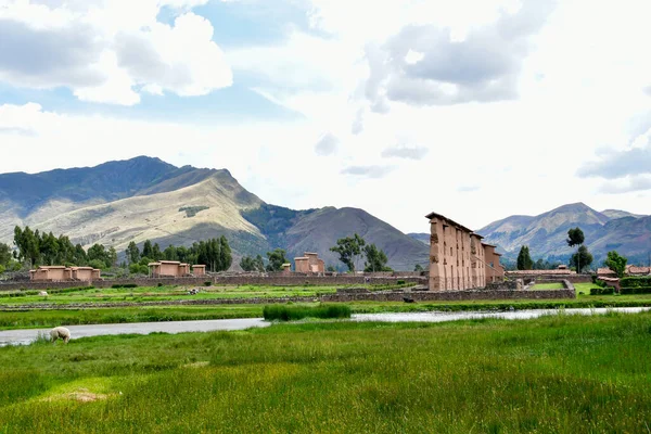 Raqch 'i ya da Wiracocha Tapınağı, Cusco' nun 110 km güneyinde yer alan önemli bir İnka arkeolojik alanıdır. Viracocha (Quechua 'da Wiracocha) İnka tarafından Titicaca Gölü' nden dünyanın yaratıcısı olarak kabul edilmiştir..