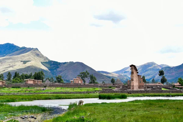 Raqch 'i ya da Wiracocha Tapınağı, Cusco' nun 110 km güneyinde yer alan önemli bir İnka arkeolojik alanıdır. Viracocha (Quechua 'da Wiracocha) İnka tarafından Titicaca Gölü' nden dünyanın yaratıcısı olarak kabul edilmiştir..