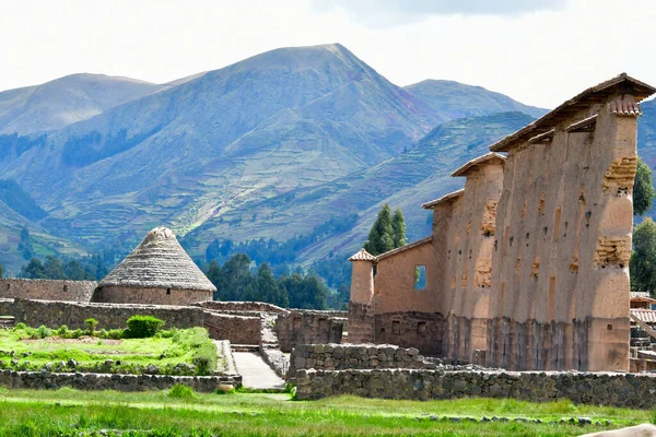 Raqch 'i ya da Wiracocha Tapınağı, Cusco' nun 110 km güneyinde yer alan önemli bir İnka arkeolojik alanıdır. Viracocha (Quechua 'da Wiracocha) İnka tarafından Titicaca Gölü' nden dünyanın yaratıcısı olarak kabul edilmiştir..