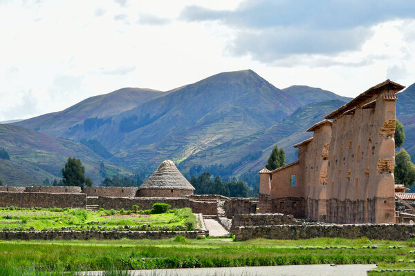 Ракчхи, или Храм Виракочи, является важным археологическим памятником инков, расположенным в 110 км к югу от Куско. Виракоча (Виракоча на Кечуа) считался божеством-создателем, появившимся из озера Титикака для создания мира..