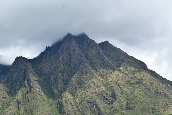 LaRayaps 4332 'den And Kordilleras' ın görüntüsü LaRaya Geçidi 'nin en yüksek noktasıdır ve bu İnka medeniyetinin en büyük sembolü olan LakeTiticaca ve SacredValley' de And Dağları Cordillera-Chimboya Tepesi 'ni 549 metrede görebilirsiniz.