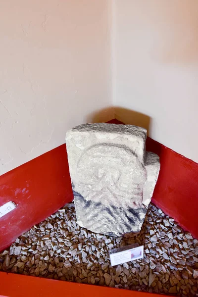 Pukara Arkeoloji Kompleksi-Pukara Müzesi. Yılan ve kertenkeleleri temsil eden yontulmuş heykellerle. İç avlusu olan küçük bir evde, korunmak için burada bulunan cisimler meraklı halka açıktır..