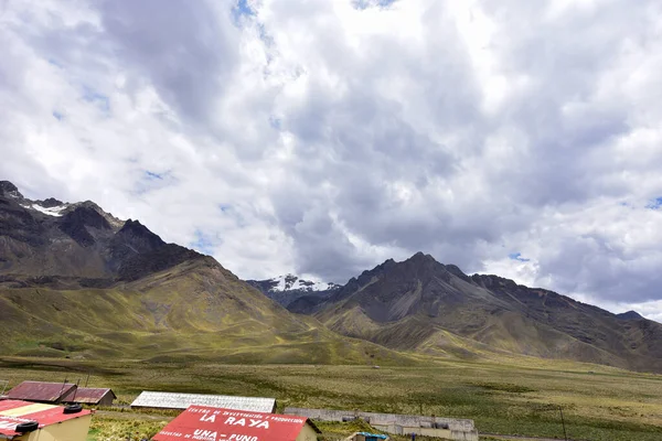 이곳에서 수있는 Andescordilleras Thelarayapass4332Maltitidelarayapass 문명의 상징인 Laketiticaca Sacredvalley 연결하는 선로의 — 스톡 사진