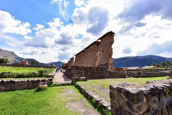 Raqch 'i ya da Wiracocha Tapınağı, Cusco' nun 110 km güneyinde yer alan önemli bir İnka arkeolojik alanıdır. Viracocha (Quechua 'da Wiracocha) İnka tarafından Titicaca Gölü' nden dünyanın yaratıcısı olarak kabul edilmiştir..