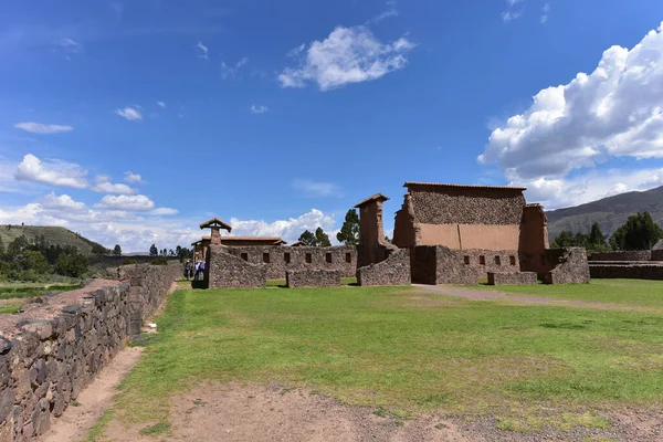Raqch 'i ya da Wiracocha Tapınağı, Cusco' nun 110 km güneyinde yer alan önemli bir İnka arkeolojik alanıdır. Viracocha (Quechua 'da Wiracocha) İnka tarafından Titicaca Gölü' nden dünyanın yaratıcısı olarak kabul edilmiştir..
