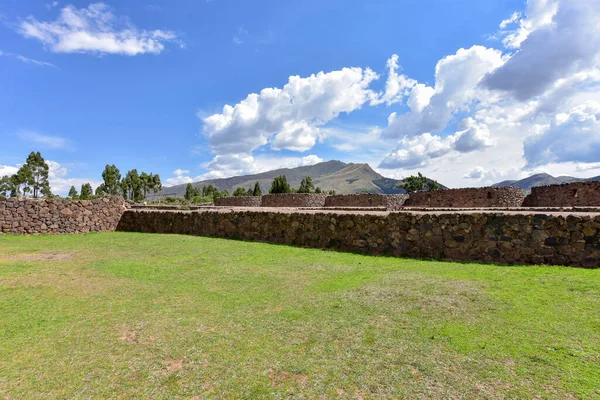 Raqch 'i ya da Wiracocha Tapınağı, Cusco' nun 110 km güneyinde yer alan önemli bir İnka arkeolojik alanıdır. Viracocha (Quechua 'da Wiracocha) İnka tarafından Titicaca Gölü' nden dünyanın yaratıcısı olarak kabul edilmiştir..