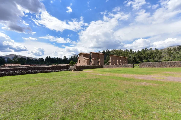 Raqch 'i ya da Wiracocha Tapınağı, Cusco' nun 110 km güneyinde yer alan önemli bir İnka arkeolojik alanıdır. Viracocha (Quechua 'da Wiracocha) İnka tarafından Titicaca Gölü' nden dünyanın yaratıcısı olarak kabul edilmiştir..