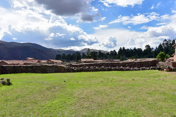 Raqch 'i ya da Wiracocha Tapınağı, Cusco' nun 110 km güneyinde yer alan önemli bir İnka arkeolojik alanıdır. Viracocha (Quechua 'da Wiracocha) İnka tarafından Titicaca Gölü' nden dünyanın yaratıcısı olarak kabul edilmiştir..