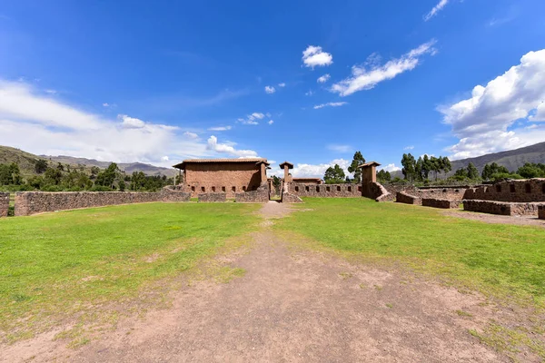Raqch 'i ya da Wiracocha Tapınağı, Cusco' nun 110 km güneyinde yer alan önemli bir İnka arkeolojik alanıdır. Viracocha (Quechua 'da Wiracocha) İnka tarafından Titicaca Gölü' nden dünyanın yaratıcısı olarak kabul edilmiştir..