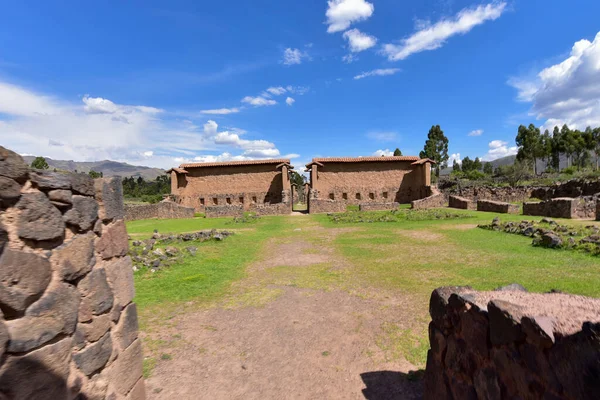 Raqch 'i ya da Wiracocha Tapınağı, Cusco' nun 110 km güneyinde yer alan önemli bir İnka arkeolojik alanıdır. Viracocha (Quechua 'da Wiracocha) İnka tarafından Titicaca Gölü' nden dünyanın yaratıcısı olarak kabul edilmiştir..
