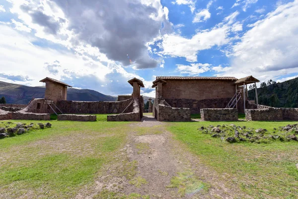 Raqch 'i ya da Wiracocha Tapınağı, Cusco' nun 110 km güneyinde yer alan önemli bir İnka arkeolojik alanıdır. Viracocha (Quechua 'da Wiracocha) İnka tarafından Titicaca Gölü' nden dünyanın yaratıcısı olarak kabul edilmiştir..