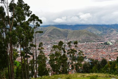 Qenqo 'dan Peru' nun Tarihi Başkenti Cusco 13. yüzyıldan 16. yüzyıla kadar İnka İmparatorluğu 'nun tarihi başkentiydi. 1983 yılında, Cusco UNESCO tarafından Dünya Mirası ilan edildi.