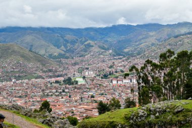 Qenqo 'dan Peru' nun Tarihi Başkenti Cusco 13. yüzyıldan 16. yüzyıla kadar İnka İmparatorluğu 'nun tarihi başkentiydi. 1983 yılında, Cusco UNESCO tarafından Dünya Mirası ilan edildi.