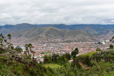 Qenqo 'dan Peru' nun Tarihi Başkenti Cusco 13. yüzyıldan 16. yüzyıla kadar İnka İmparatorluğu 'nun tarihi başkentiydi. 1983 yılında, Cusco UNESCO tarafından Dünya Mirası ilan edildi.
