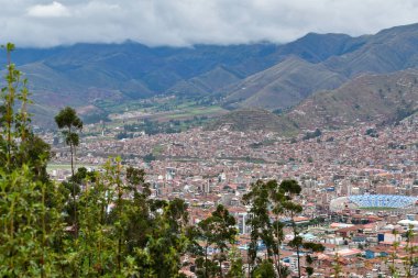 Qenqo 'dan Peru' nun Tarihi Başkenti Cusco 13. yüzyıldan 16. yüzyıla kadar İnka İmparatorluğu 'nun tarihi başkentiydi. 1983 yılında, Cusco UNESCO tarafından Dünya Mirası ilan edildi.
