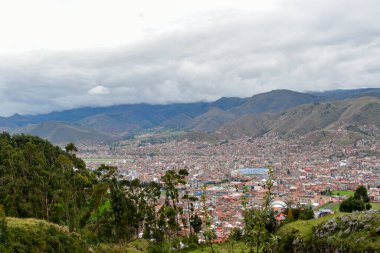 Qenqo 'dan Peru' nun Tarihi Başkenti Cusco 13. yüzyıldan 16. yüzyıla kadar İnka İmparatorluğu 'nun tarihi başkentiydi. 1983 yılında, Cusco UNESCO tarafından Dünya Mirası ilan edildi.
