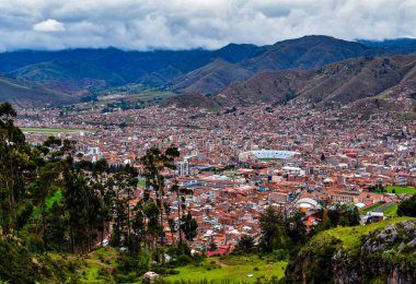 Qenqo 'dan Peru' nun Tarihi Başkenti Cusco 13. yüzyıldan 16. yüzyıla kadar İnka İmparatorluğu 'nun tarihi başkentiydi. 1983 yılında, Cusco UNESCO tarafından Dünya Mirası ilan edildi.