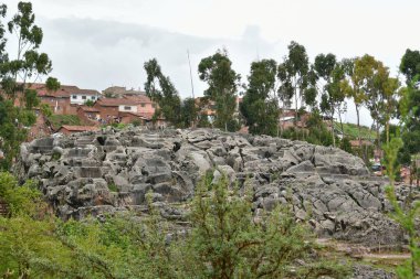 Qenqo Inquechua labirent demek, kutsal bir yerdi, Cusco bölgesinin en büyüklerinden biri. Kısacası, bilinmeyen uygarlıklar tarafından yontulmuş doğal bir taş yığınıdır. Kayanın merkezine yakın bir tünel açıldı. Bu tünelin içinde sunak odası var..