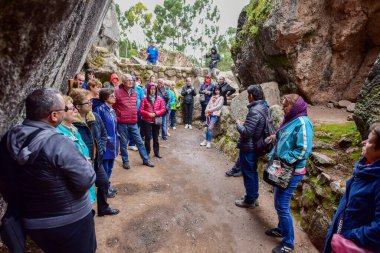 Qenqo sunak odası özel bir yerdir. İçeride, yüzeyler pürüzsüz, oyuklar ve masa benzeri yapılar var. Ayinler ve / veya kurbanlar, mumyalama, defin, insan kurban etme burada gerçekleştirildi.