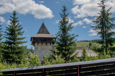 Dağlardaki tepede ahşap bir ev