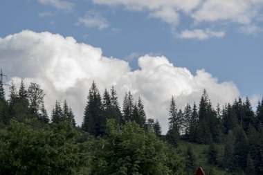 Dağları ve mavi gökyüzü olan güzel bir manzara.