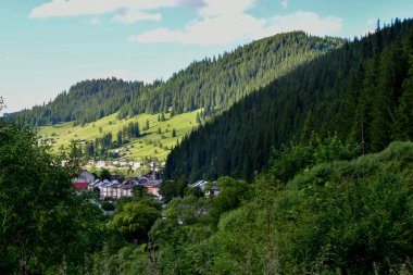 Köydeki dağların güzel manzarası.