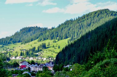 Dağlarda dağları olan güzel bir manzara.