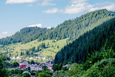 Köydeki dağların güzel manzarası.