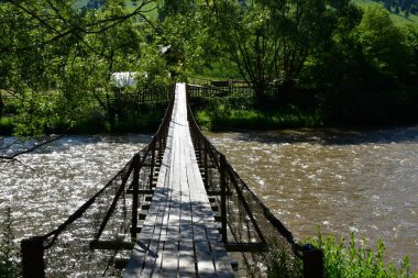 Nehir üzerindeki tahta köprü..