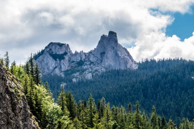 Bulutlu güzel dağ manzarası
