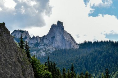 Dağları ve bulutları olan güzel bir manzara