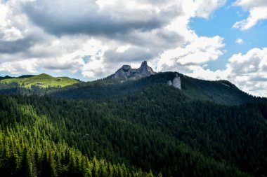 Dağları ve bulutları olan güzel bir manzara