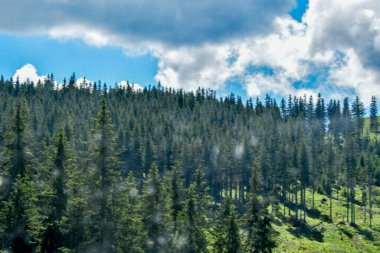 Karlı ve dağlı güzel dağ manzarası