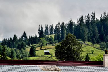 Dağlardaki ahşap ev.