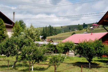 Dağlardaki küçük bir köyün manzarası