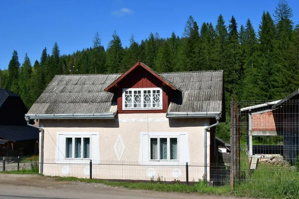 Köydeki eski ahşap ev.