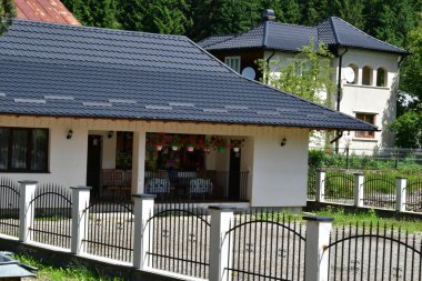 Bahçeden bir ev manzarası