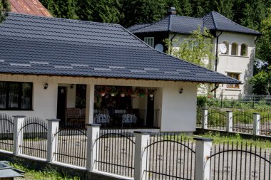 Çatısı olan eski güzel bir ev.