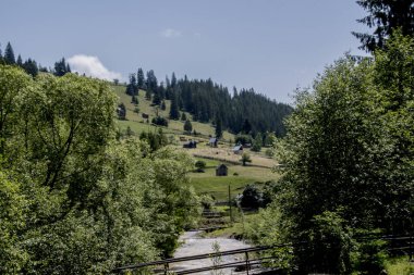 Gürcistan 'daki Kafkas Dağları' ndaki güzel dağ manzarası.