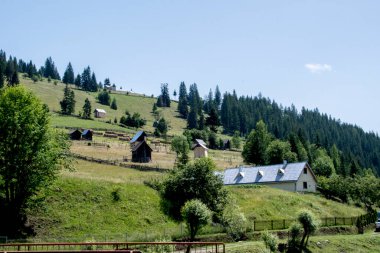 Dağlarda ahşap bir evi olan güzel bir manzara
