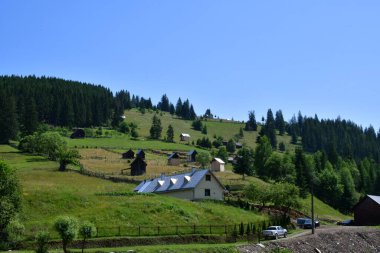 Güzel bir dağ köyü manzarası ve köy manzarası. Bubui köyü, Tranylvania, Romanya