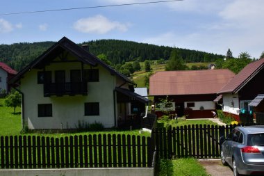 Dağlardaki bir köy manzarası