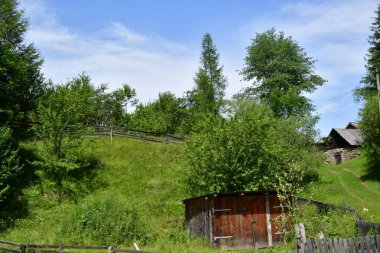 Ukrayna Karpatlarında ahşap kulübe