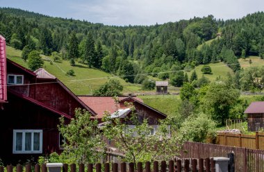 Dağ köyünün güzel manzarası