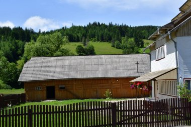 Dağlarda evi olan güzel bir manzara.