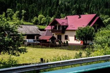 Dağlarda güzel bir ev