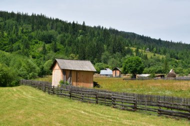 Dağlarda ahşap bir ev
