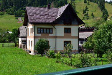 Dağlarda güzel bir köy manzarası