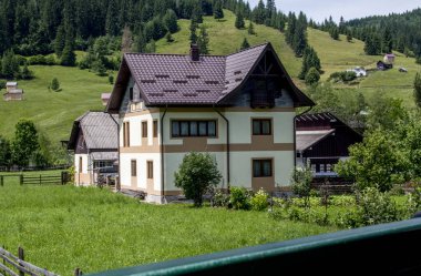 Dağlarda ahşap bir ev