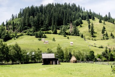 Dağlarda ahşap bir ev